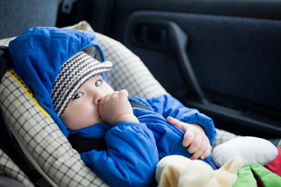 Ist ein Kindersitz vorne im Auto zulässig? | Reifen.de