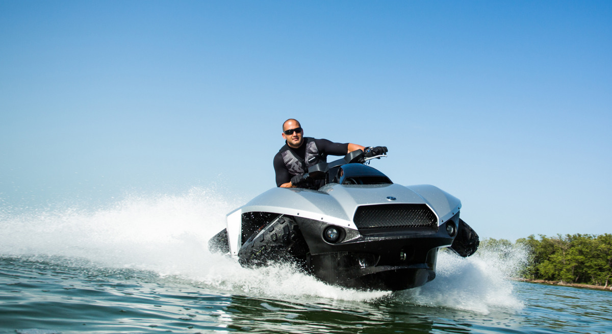 „Gibbs’ Quadski“ – 72 km/h ant žemės ir vandenyje