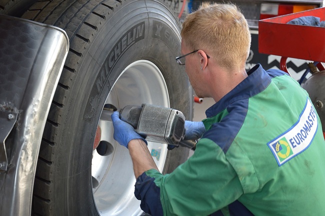 Mounting and balancing tires/wheels